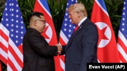 Ким Чен Ын жана Дональд Трамп Сингапурда кездешкен учур. 12-июнь, 2018-жыл.