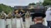 Хасиди перед нарядом прикордонників біля пункту пропуску «Нові Яриловичі» на Чернігівщині, 15 вересня 2020 року