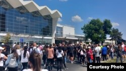 Учасники акції, серед яких багато студентів, запалили свічки та поклали квіти на згадку про загиблих біля вокзалу в Новому Саді 