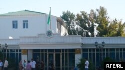 Öňki habarlara görä, daşary ýurtlara okamaga gidýän studentler Döwlet Migrasiýa Gullugyndan rugsat almalydy.