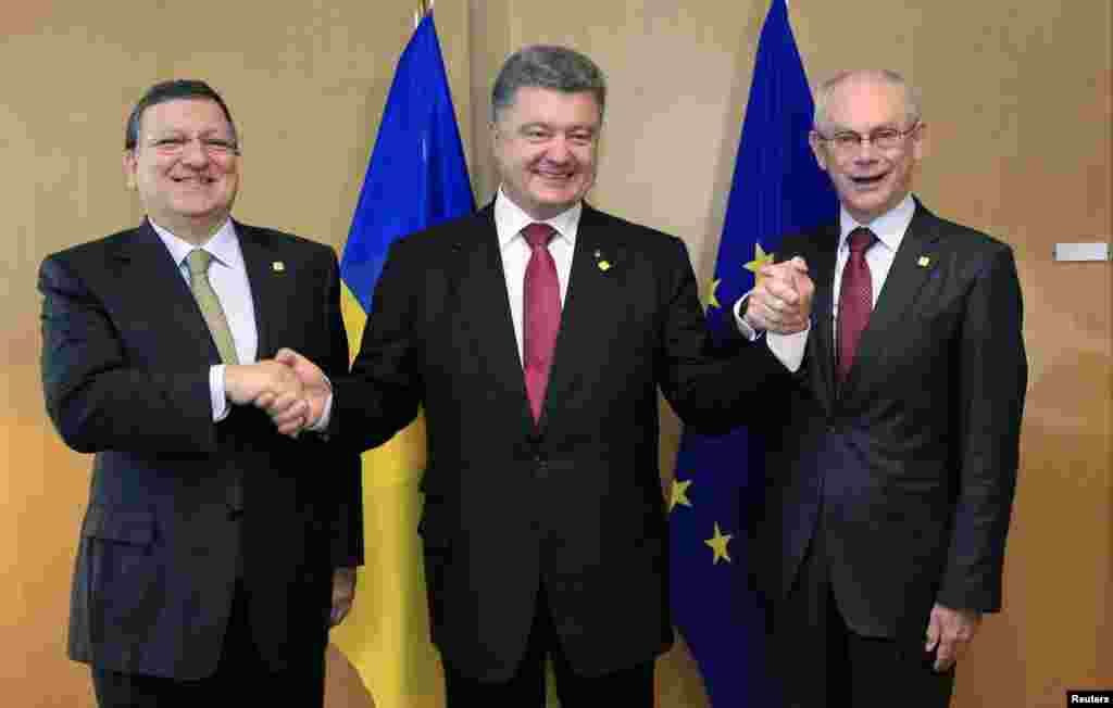 Після підписання Угоди про асоціацію України і ЄС. Голова Єврокомісії Жозе Мануель Баррозо (л), президент України Петро Порошенко (в центрі) і голова Європейської Ради Герман Ван Ромпей, Брюссель, 27 червня 2014 року