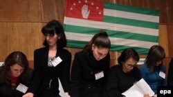 Уже известны имена 33 избранных депутатов, еще два парламентских кресла пока пустуют, однако, по мнению экспертов, уже можно подвести главные итоги этой кампании