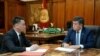 Президент Сооронбай Жээнбеков и секретарь Совета безопасности Дамир Сагынбаев. 
