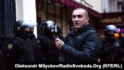 Громадський активіст Сергій Стерненко на акції проти забудови Літнього театру, 18 листопада 2017 року
