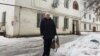 Лариса Донскова возле своего дома по адресу: улица Сарайшык, 25/1. Уральск, 2 марта 2017 года.