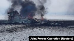 Оприлюднене пресслужбою ООС фото, на якому, як стверджують, залишки штурмового літака ВПС Росії в полі біля Волновахи на Донеччині, 4 березня 2022 року