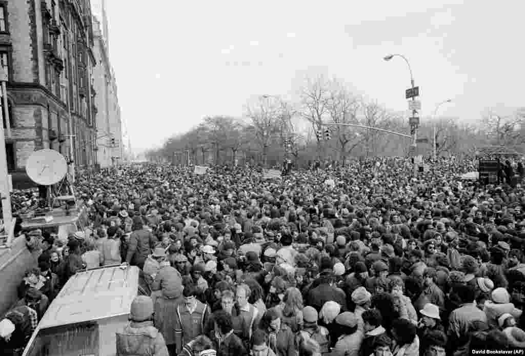 14 сьнежня 1980 году пасьля жалобнага сходу ў Цэнтральным парку Нью-Ёрку людзі сабраліся каля дома, дзе жыў Джон Ленан.