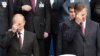 Президент Росії Володимир Путін (ліворуч) і тогочасний президент України Віктор Янукович (праворуч) хрестяться під час богослужіння з нагоди відзначення 1025-річчя християнства у Київської Русі. 27 липня 2013 року