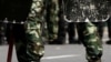 Китайские солдаты стоят рядом с шипами безопасности на одной из улиц в Урумчи. 8 июля 2009 года.