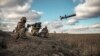 Українські військовослужбовці використовують американський ракетний комплекс Javelin під час військових навчань на Донеччині, 23 грудня 2021 року