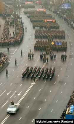 Военный парад в центре Киева. 28 октября 2004 года