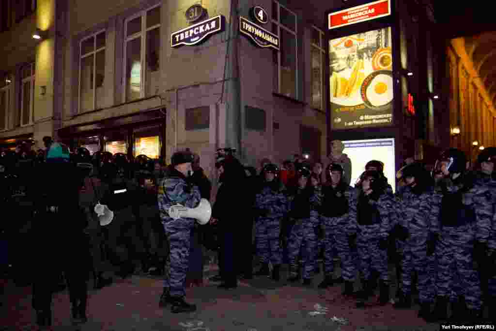 Триумфаль мәйдан икегә бүленгән: сулда Путин тарафдарлары, уңда - гадел сайлау тарафдарлары