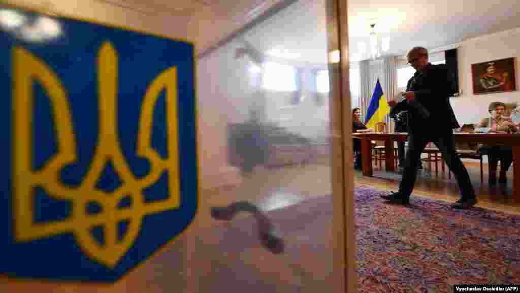 Qırğızstanda yaşağan Ukraina vatandaşları Bişkekte Ukraina elçiliginde rey berdi