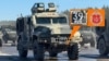 Колаж. Російська бронетехніка з цифровим кодом 39 на номерних знаках, що, імовірно, належить 12-му ГУ Міноборони Росії (його герб на колажі). Аеродром «Липки» під Мінськом, репетиція параду. Фото газети «Мінська правда» від 3 квітня 2025 року