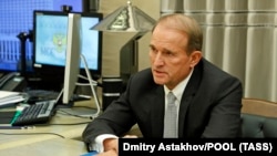 За даними РНБО, санкції стосовно фізичних осіб пов’язані з розслідуванням, яке веде Служба безпеки України за статтею «фінансування тероризму»