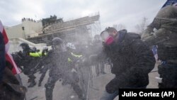 Трамптын жаалданган тарапташтары менен полиция кагылышып жаткан учур. 6-январь, 2020-жыл.