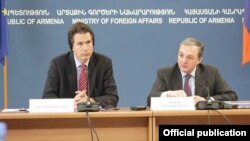 Главный переговорщик ЕС Гуннар Виганд (слева) и замглавы МИД Армении Зограб Мнацаканян на совместной пресс-конференции, Ереван, 20 марта 2013 г.
