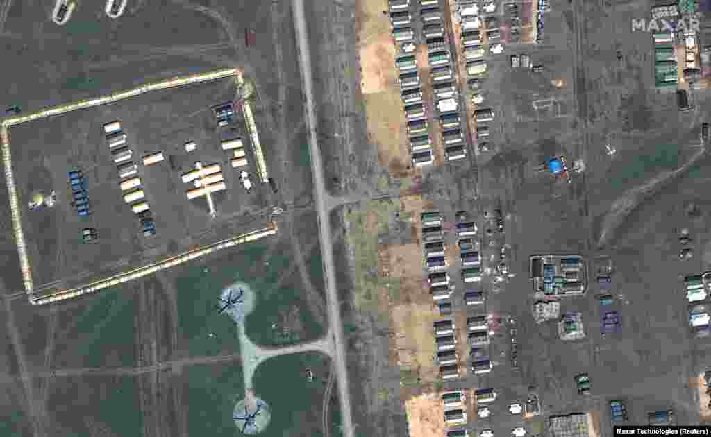 Теренски болнички шатори за време на распоредувањето на руските воени сили во областа за обука Опук, во близина на црноморскиот брег на Крим, на 15 април 2021 година