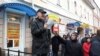 Аляксандар Страх на акцыі 15 сакавіка чытае свае вершы
