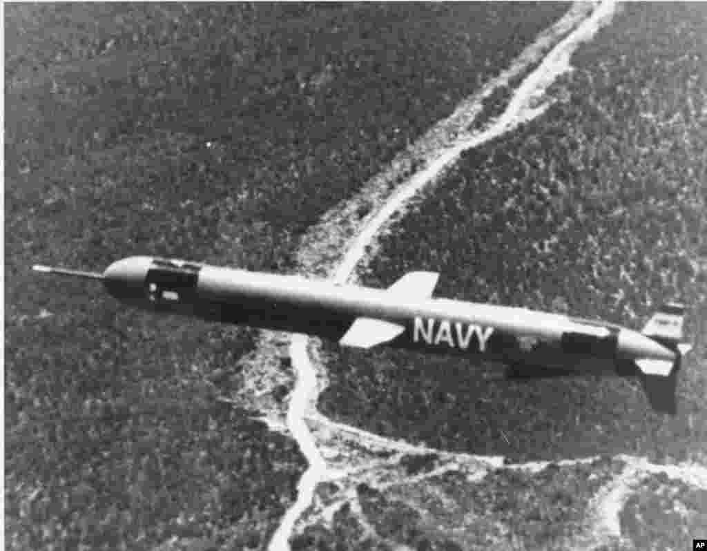 1976-cı ildə Nyu-Meksikoda sınaqdan keçirilən "Tomahawk" raketinin ilkin versiyası."Tomahawk" 1970-ci illərdə Sovet İttifaqı ilə "Soyuq müharibə" gərginliyi fonunda hazırlanıb. Bu qanadlı raket elə dizayn olunub ki, uzaq məsafələrə kifayət qədər aşağı səviyyədə uçaraq əksər radarlara düşmür, eyni vaxtda sərnişin təyyarəsi sürətində uçur.