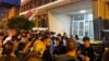 Pristalice opozicione liste "Ujedinjeni za Kosjerić" ispred zgrade opštine gde pristižu glasaćki listići sa biračkih mesta, 8. jun 2025. 