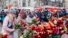 Люди несуть квіти до імпровізованого меморіалу жертв пожежі в торговельному центрі у Кемерові, Росія, 26 березня 2018 року