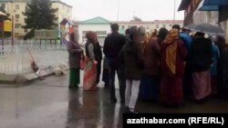 Очереди перед государственными магазинами и аптеками последние несколько лет обыденностью в Туркменистане (архивное фото)