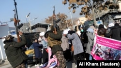 تجمعات زنان و سایر مدافعان حقوق بشر در افغانستان همواره به وسیله طالبان با خشونت پراگنده شده و شماری از زنان و مردان نیز به زندان انداخته شده اند