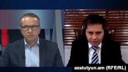 Армен Харазян (справа) дает интервью Азатутюн ТВ