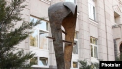 Статуя, символизирующая армянский драм, у здания Центрального банка Армении в Ереване. 