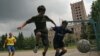 Многие школьники остаются на лето в городах. Они бегают на море, играют на соседних с домом спортплощадках