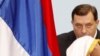 Predsjednik RS Milorad Dodik ljubi zastavu tog entiteta, 15. novembar 2010.