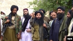 د تحريک طالبان پاکستان مشر ملا فضل الله (په منځ کې)