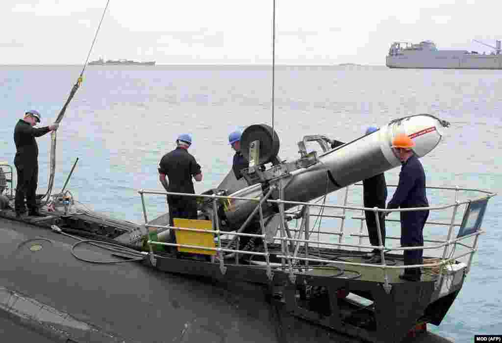 Britaniya Hərbi Dəniz Qüvvələrinin heyəti 2001-ci ilin noyabrında Hind okeanındakı hərbi dəniz bazasında "Tomahawk" raketini idarə edir.ABŞ Prezidenti Donald Tramp sülh danışıqlarının ləngiməsinə görə Moskva ilə bağlı getdikcə daha çox məyusluq bildirir. Məlumatlara görə, "Tomahawk" raketlərinin mümkün tədarükü məsələsi yenidən gündəmə gətirilib, Ağ ev Kremlin başladığı müharibənin "ağrısını hiss etməsi" üçün çalışır.