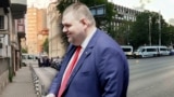 Колаж със снимки на полицейски бусове около централата на "ДПС – Ново начало". На преден план е лидерът на формацията Делян Пеевски
