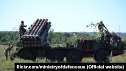 «Ще два проєкти постанов Кабінету міністрів України..., розроблених Міноборони, надійшли на погодження до Мінекономіки 18 та 19 лютого, опрацьовуються встановленим порядком», – додали в міністерстві