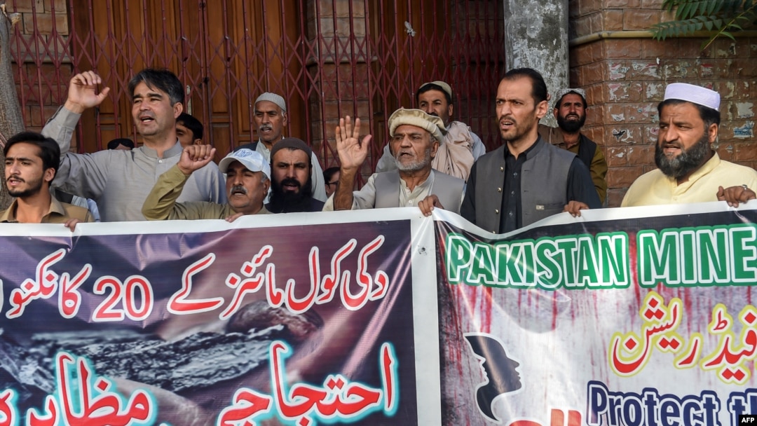 د دوکۍ په باچا خان څلور لارې کې ځايي ولس، د کويلې د کانونو مزدورانو او د وژل شويو کسانو خپلوانو احتجاج. 