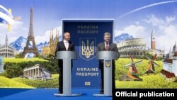 Президенти України і Словаччини, Петро Порошенко й Андрей Кіска (ліворуч) на церемонії з нагоди запровадження безвізового режиму з ЄС для громадян України. Закарпатська область, 11 червня 2017 року