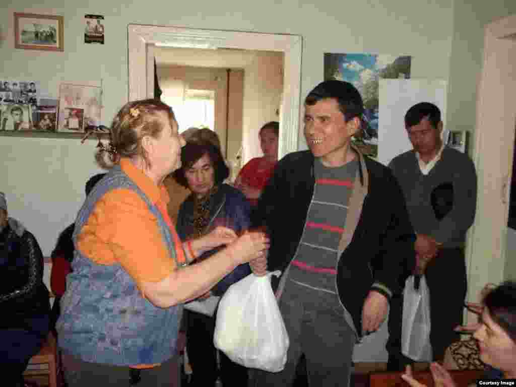 Ўзбекистонлик ҳуқуқ фаолларига кореялик ҳамкасблари борган совғалар эгаларига топширилди.