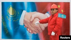 Hytaý işçisi plakatyň öňünde, Turkmenistan-Hytaý geçirijisi, Gazagystan, Otar gas stansiýasy, 12-nji dekabr, 2009.