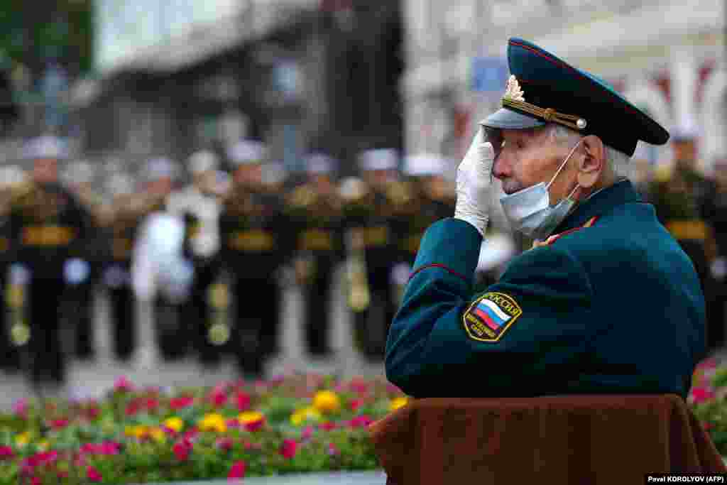 Ветеран ожидает начала парада в Москве. По данным Университета Джонса Хопкинса, в России к настоящему моменту более 606 тысяч инфицированных и более 8,5 тысячи смертей от коронавируса. По числу заболевших страна занимает третье место в мире после США и Бразилии.&nbsp;