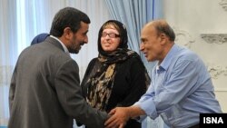 آمنه بهرامی در میان پدرش (راست) و محمود احمدی‌نژاد