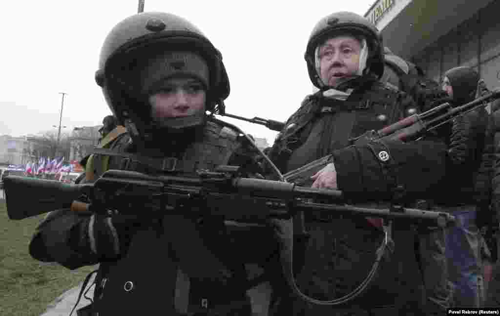 Окупований Крим. Хлопчик і літня жінка з автоматами під час святкування &laquo;Дня захисника вітчизни&raquo; в Сімферополі, 23 лютого 2018 року