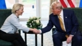 Председатель Европейской комиссии Урсула фон дер Ляйен и президент США Дональд Трамп пожимают руки после подписания торгового соглашения между ЕС и США. Шотландия, 27 июля 2025 года