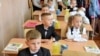 Першокласники з українськими букварями в одній зі шкіл Одеси, 1 вересня 2017 року