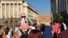 Граждани по време на протеста заради ареста на Благомир Коцев и избирателните действия на прокуратурата и антикорупционната комисия при разследвания.
