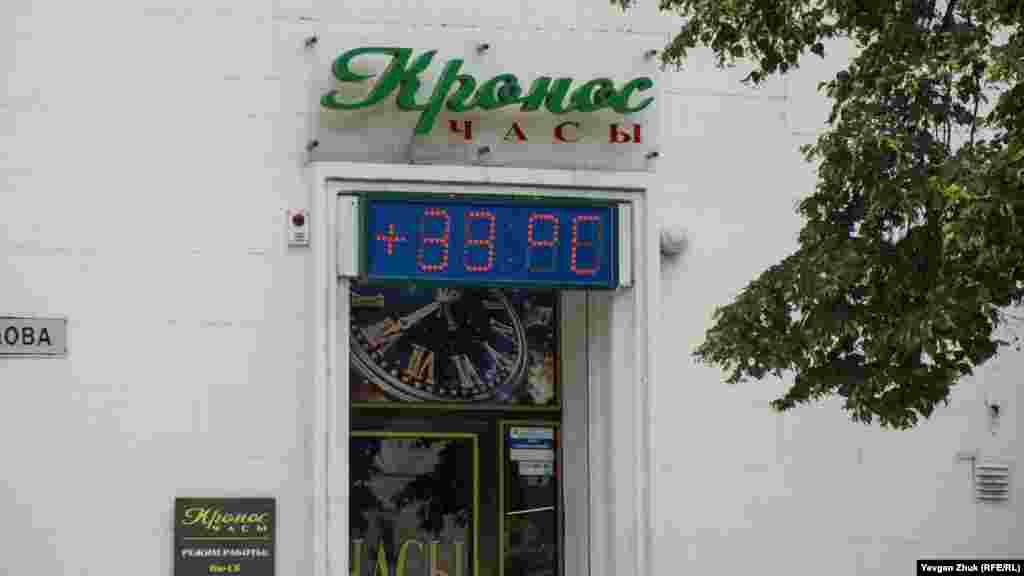 Табло магазину показує температуру повітря +33° за Цельсієм