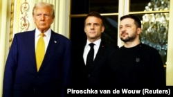 Президент Франції Емманюель Макрон із обраним президентом США Дональдом Трампом та президентом України Володимиром Зеленським. Париж, 7 грудня 2024 року