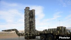 Комплекс ПВО С-300 российского производства во время военных учений в Армении в октябре 2013 года