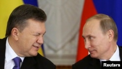 Президенти України і Росії, Віктор Янукович (ліворуч) та Володимир Путін. Москва, Кремль, 17 грудня 2013 року